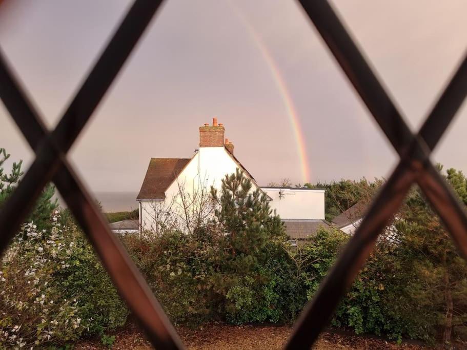 Spacious Detached Home With Beautiful Seaviews, Sleeps 6 Trimingham Екстериор снимка