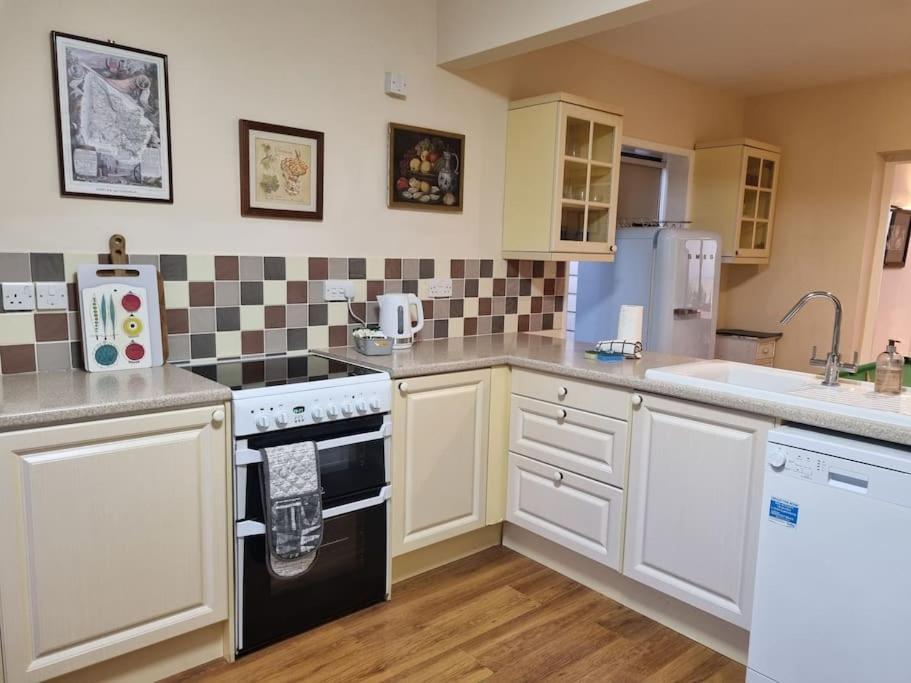 Spacious Detached Home With Beautiful Seaviews, Sleeps 6 Trimingham Екстериор снимка